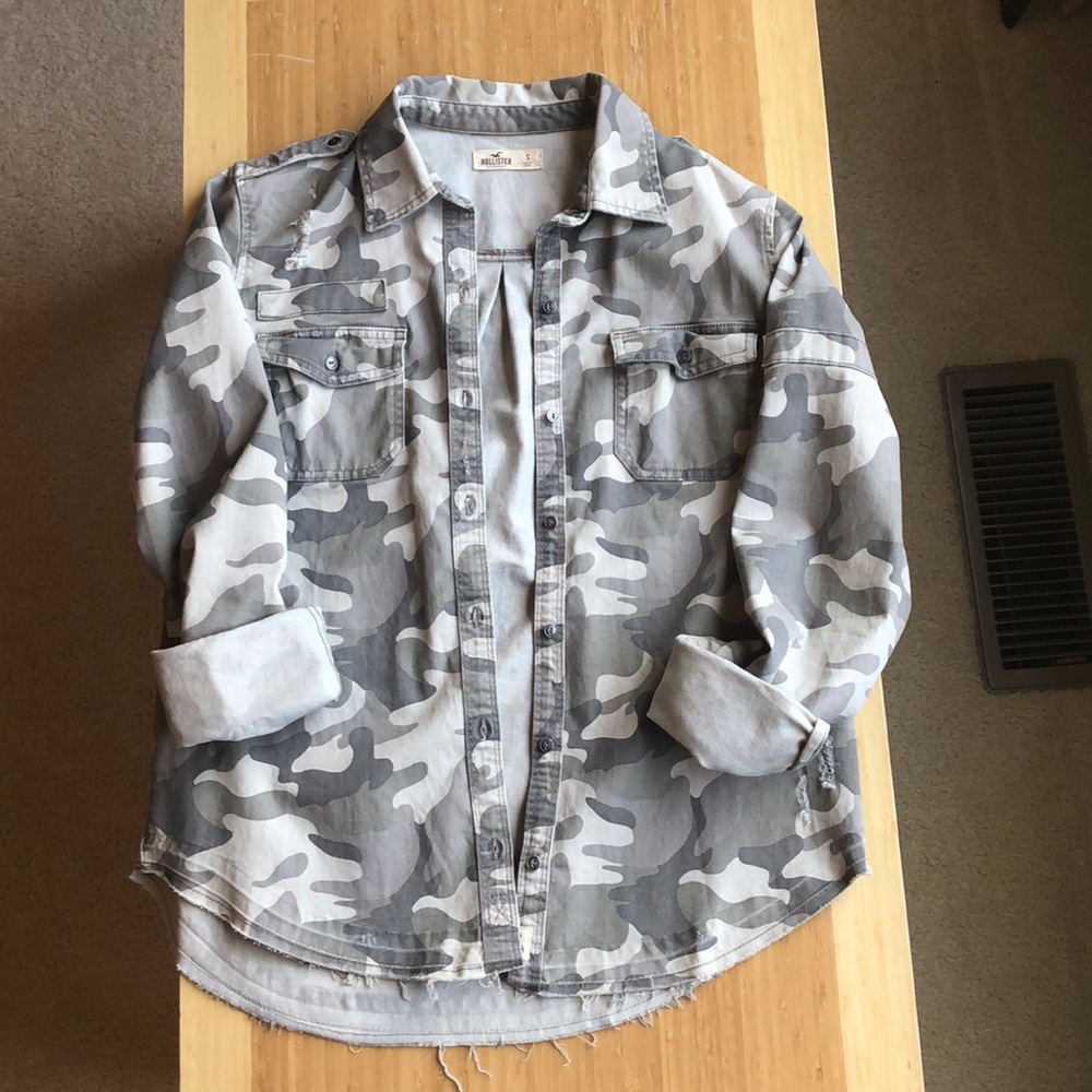 Grey Camo Print Hollister Button Up- Size S (EUC)